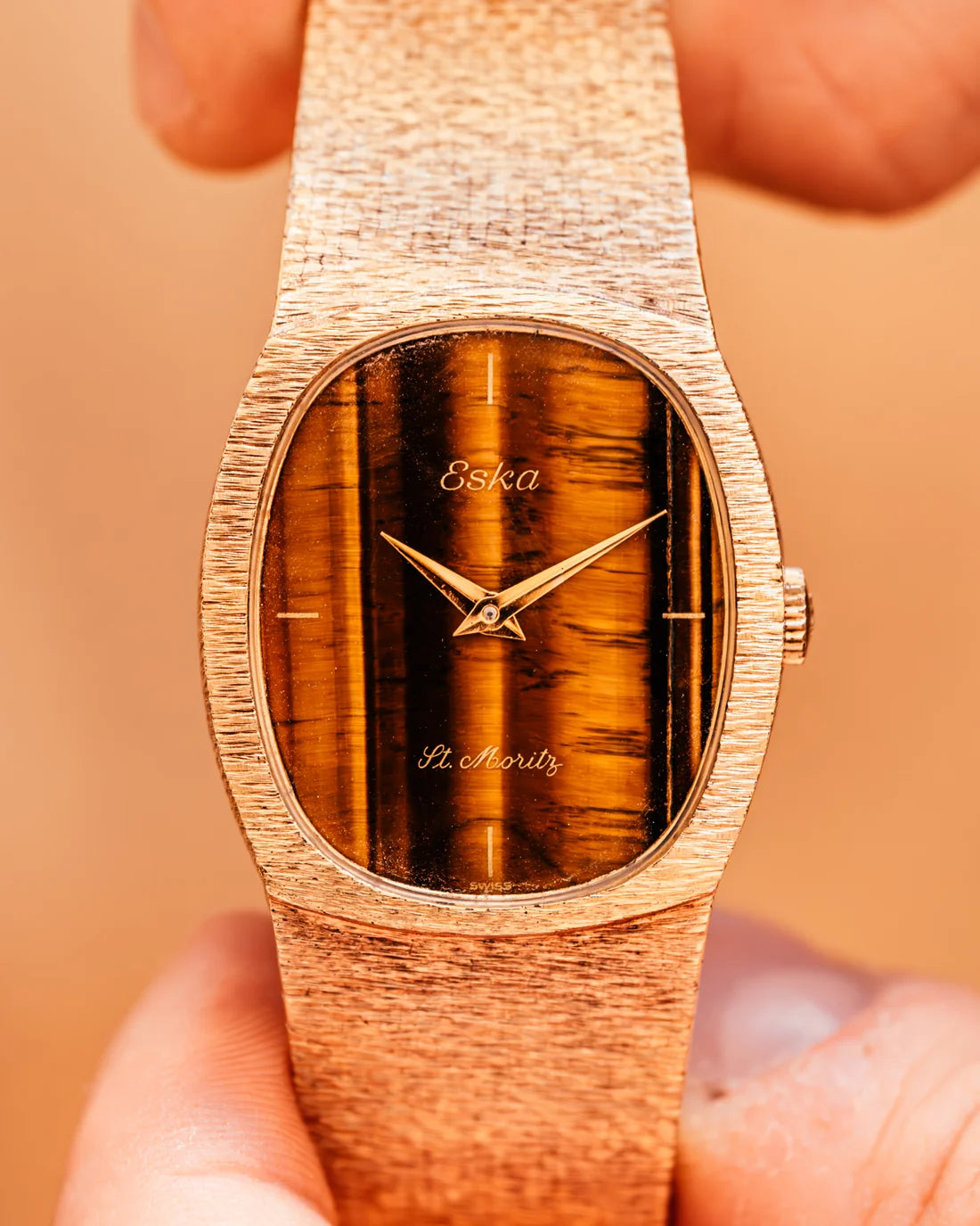 Montre vintage Eska Saint Moritz tenue en main, boutique 111 Degrés