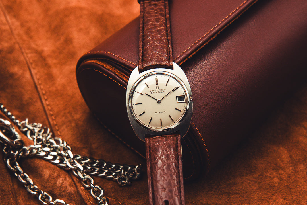 
Universal Genève White Shadow C-Shape montre vintage acier