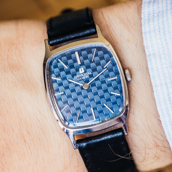 
Universal Genève Tonneau montre vintage acier