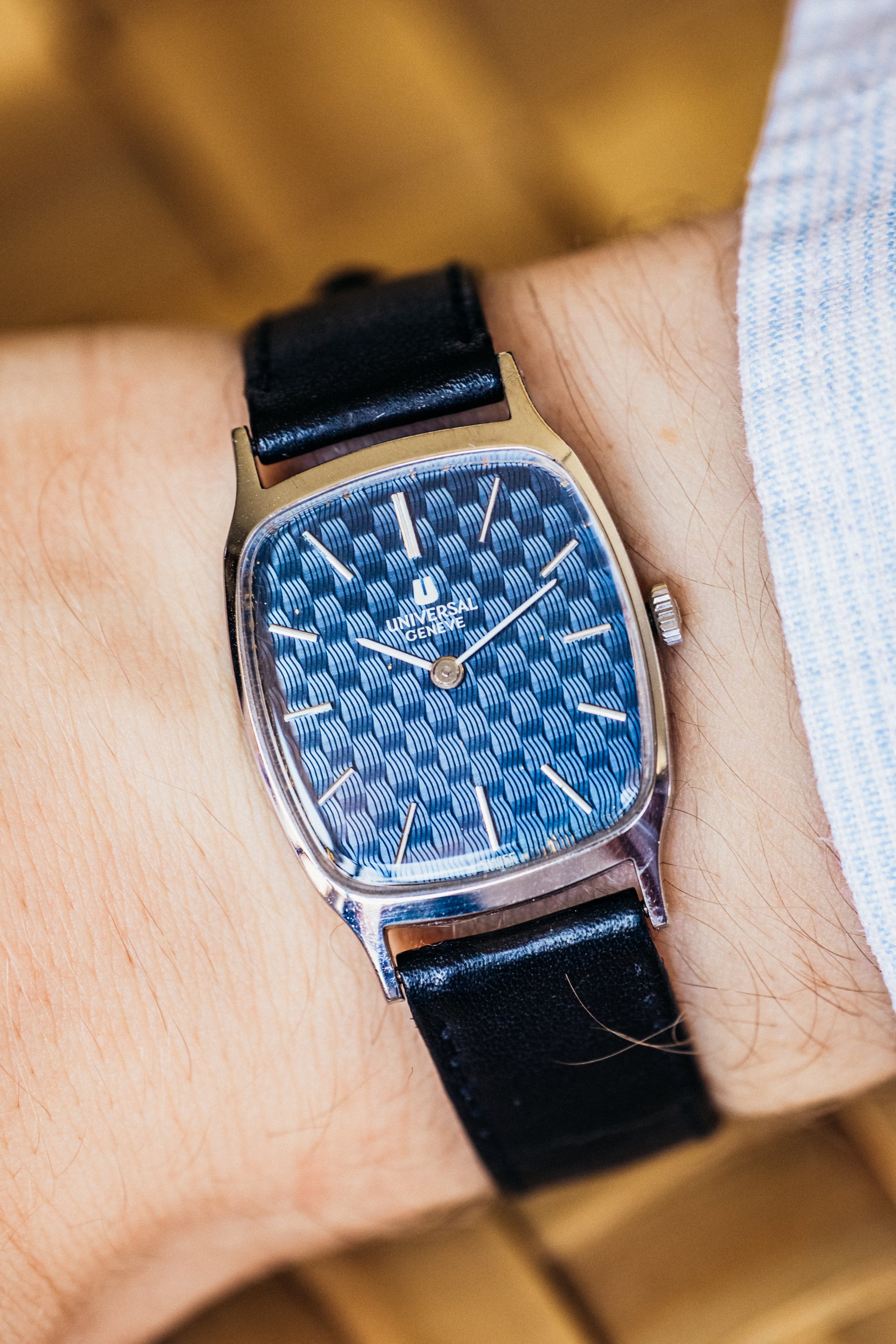 
Universal Genève Tonneau montre vintage acier